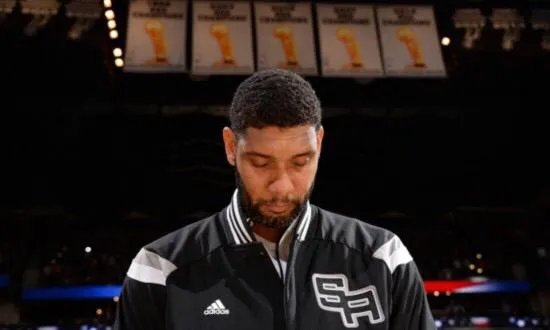 大家对NBA总决赛第三场最后10秒詹姆斯踢伊戈达拉怎么看？