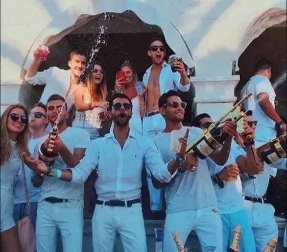 富二代怎么用酒炫富的？