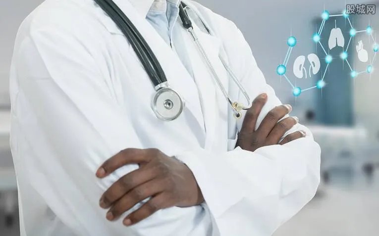 流浪汉变成神医 诊费涨到100元市民排队看病