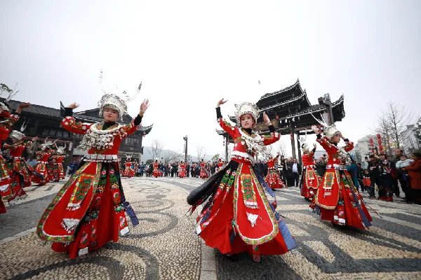 女子穿睡衣蹦迪老公用车灯打光，这个效果怎么样？