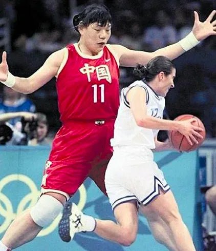 与丈夫结婚9年未要孩子，2米06郑海霞生活幸福，近况如何？