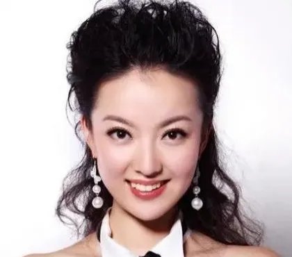 主持人余声婚姻引猜测,称只有自己爱自己,老公深陷丑闻久未同框,咋回事?