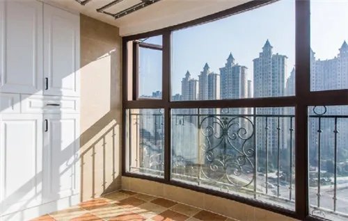 在原有玻璃护栏上怎样封阳台