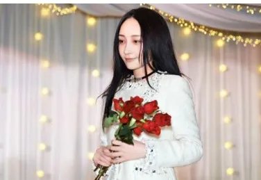 姚笛被拍到与一位高大男子一起现身酒吧，她是有新恋情了吗？