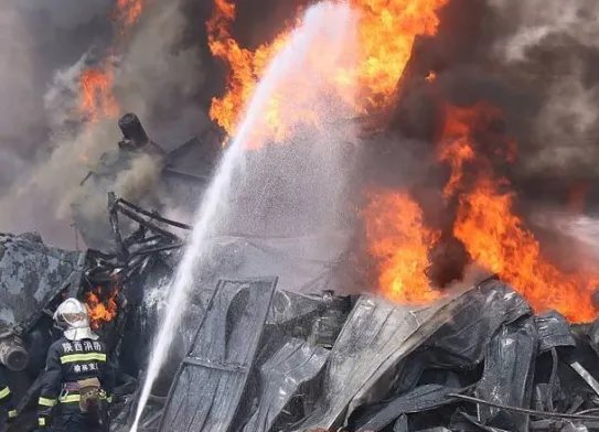 陕西加油站旁储油罐引发火灾被扑灭了吗？