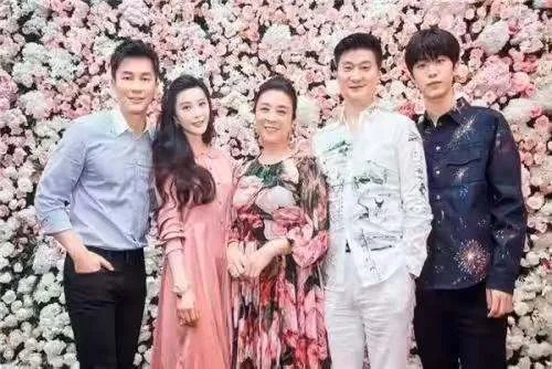 范冰冰晒全家福缺了范氶氶，难道他是为了避嫌吗？