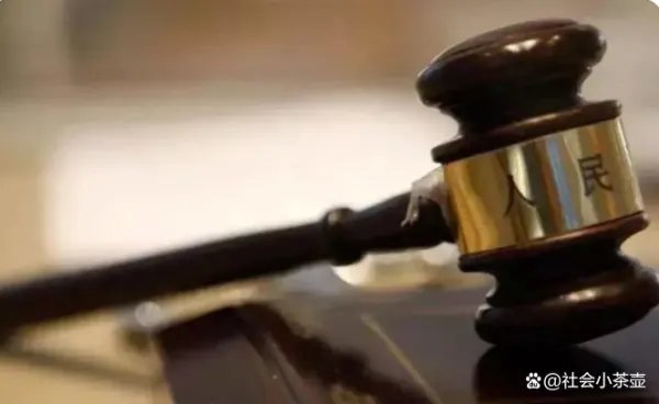 空姐飞机洗手间穿内衣自拍发朋友圈被开除,法院:航空公司没错,你赞同吗?