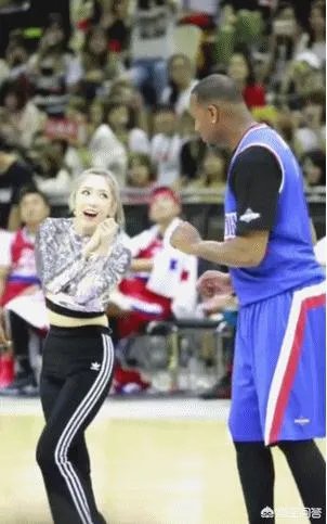 火箭胜森林狼比赛，看台出现两位神秘来宾，甚至能进场与哈登合影，他们是什么来历？