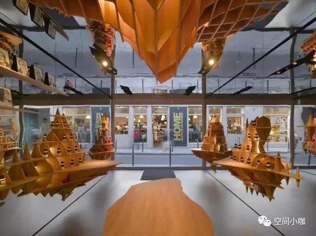 这家极具未来感的香水店，像一个长方形的盒子