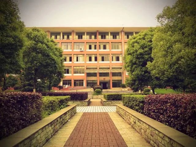 湖南益阳城市学院是公办吗？