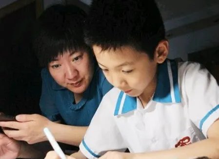 山东一男孩坠深井救援时问妈妈能不做作业吗，作业比深井还可怕吗？