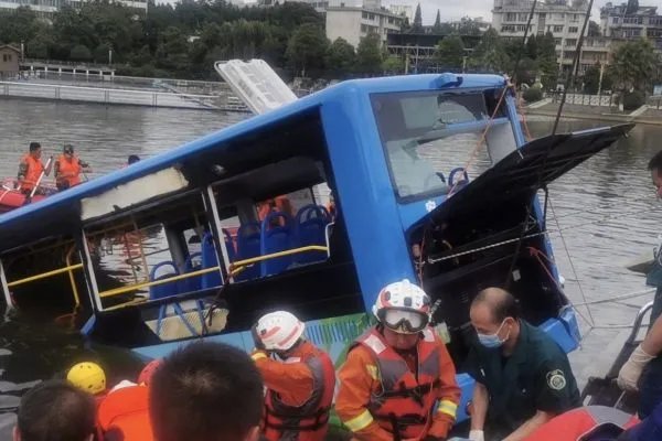 贵州安顺公交坠湖事件，是抢夺方向盘导致的，还是另有隐情？