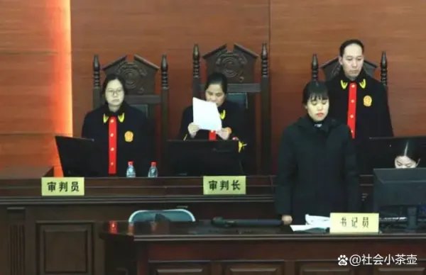 空姐飞机洗手间穿内衣自拍发朋友圈被开除,法院:航空公司没错,你赞同吗?