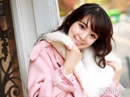 学生中长发卷发图片展示简单造型显清新甜美