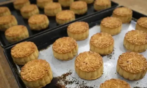 “天价月饼”出新招：标价499元附加600元运费，这种现象该如何整治？