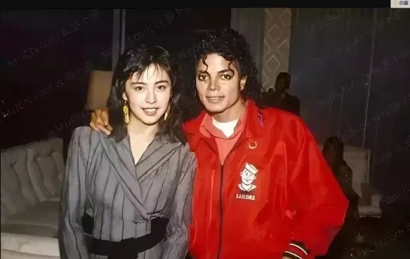 历史上不可思议的一组合照：周杰伦与艾薇儿同框！