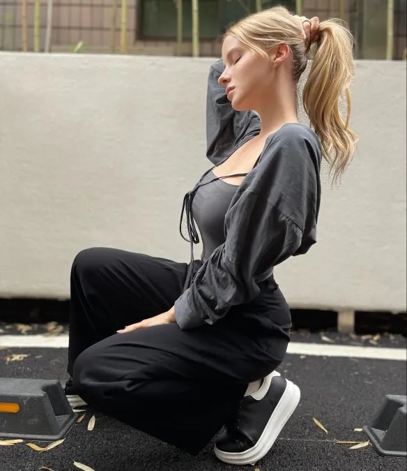 举手投足间风情万种！优雅妩媚的法国女主播Caroline