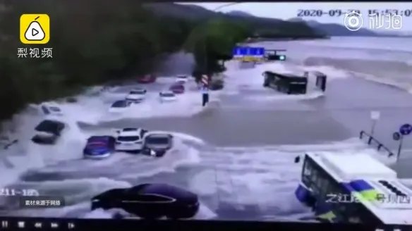 钱塘江潮太凶猛！钱塘江潮水冲上路面冲跑多辆汽车