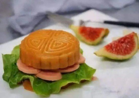 老外用胡辣汤泡月饼，你还知道月饼的哪些新奇吃法？