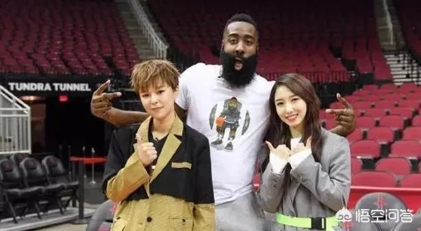 火箭胜森林狼比赛，看台出现两位神秘来宾，甚至能进场与哈登合影，他们是什么来历？