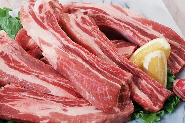 目前市场上的猪肉一天一个价格，这种现状属于正常吗？