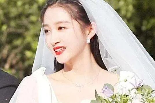 关晓彤婚纱造型，有美到你吗？