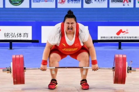 绝对优势摘金后，举重冠军李雯雯乐了，她说了什么？