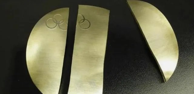 东京奥运会蹦床冠军朱雪莹,抠掉金牌的皮,合理吗?