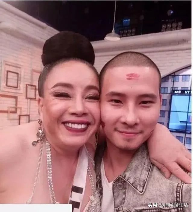 五十二岁大妈功夫了得视频播放