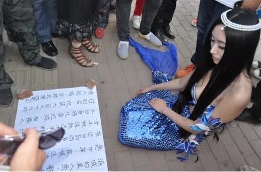 钓鱼岛蓝色美人鱼惊现街头 称收集情人祝福