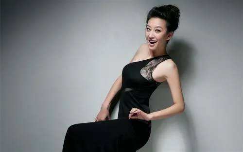 唐一菲和王晶签了三部电影,还都是性感路线,你怎么看?