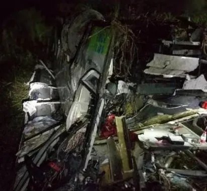 广昆高速客车追尾死伤多少人？