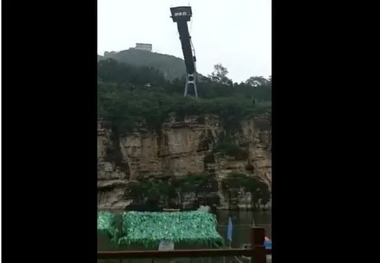 游客蹦极坠落悬崖景区怎么解释的？