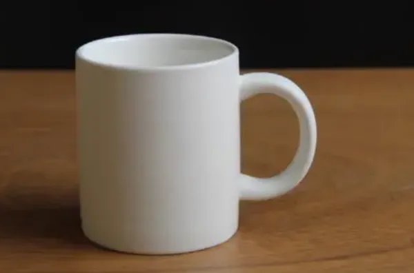 两女一个杯子是什么意思?