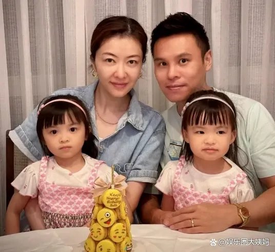 熊黛林晒照为老公庆生,两个女儿颜值不一样,龅牙是遗传了谁?
