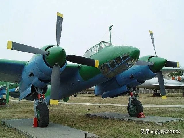 如何区别苏联佩图雅科夫轰炸机2轰炸机与图波列夫2轰炸机的外观区别？