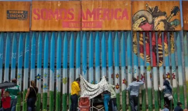 美墨边境墙的父与女经历了多少年才相聚？