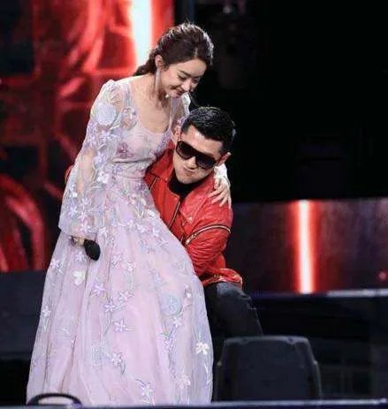 赵丽颖才80多斤，为何很多男星抱她都感觉很累？