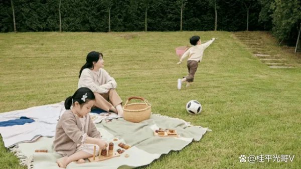 51岁李英爱近况曝光,罕与老公同框互动,她的状态看上去如何?