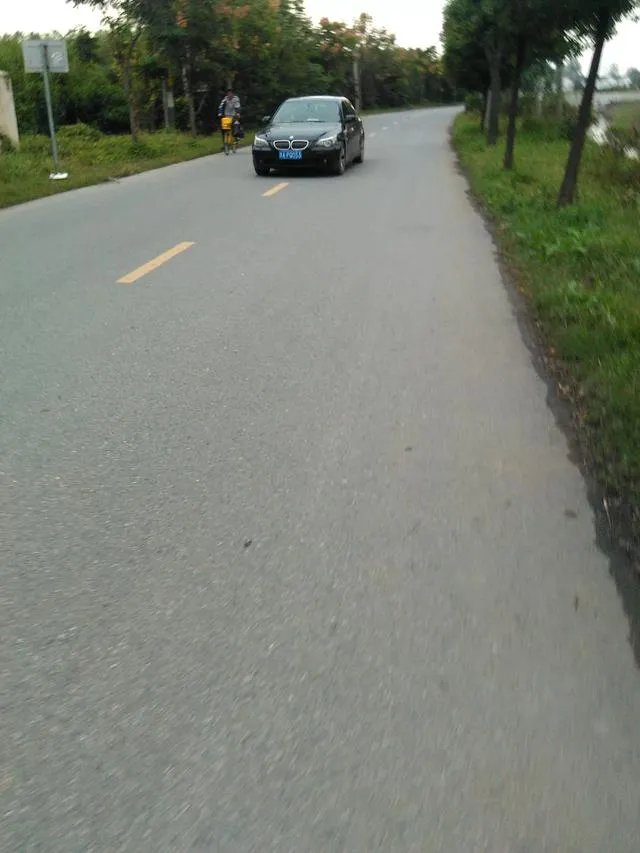 如何评价“夫妻高速路上吵架，暴脾气老公从车里直接扔出5万元”这一事件？