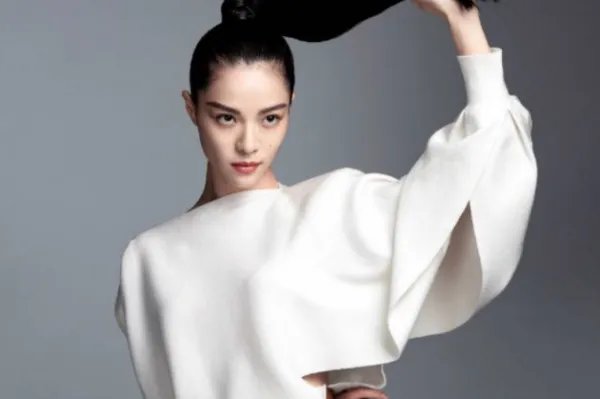 冯小刚捧红她之后，成龙接着捧，洪金宝后面排队, 她是“何方神圣”？