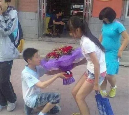 在校早恋遭开除 学生早恋该如何教育?