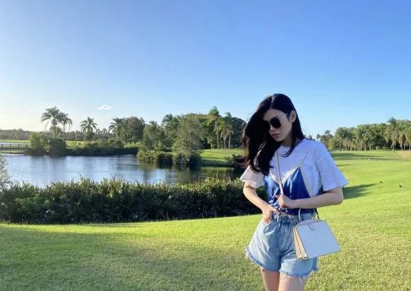 关于奚梦瑶在节目中透露自己产后脊椎错位一事，你有何看法？