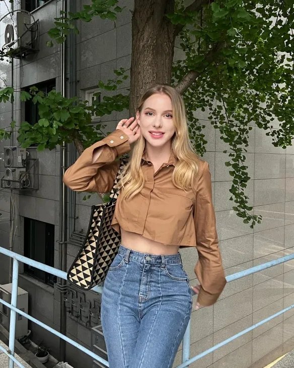 举手投足间风情万种！优雅妩媚的法国女主播Caroline