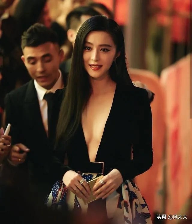 范冰冰分手后独自逛街照片曝光，左无名指钻戒亮了，范冰冰结婚了吗？