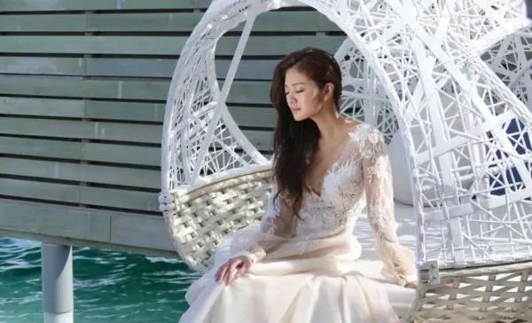 安以轩和她的弟弟安钧璨关系如何？