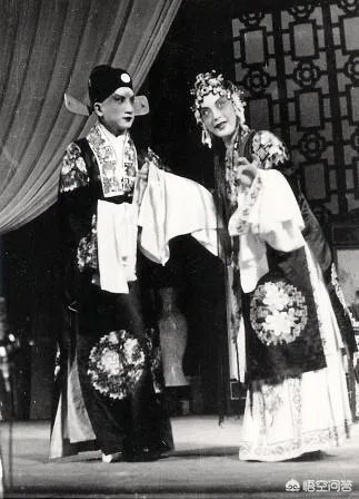 怎样看待京剧名家张君秋的演唱艺术？