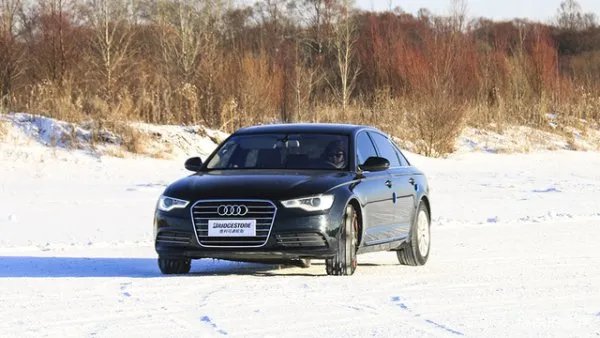 车辆在冰雪路面行走一般会给车轮上防滑，原理是什么？