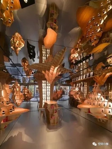 这家极具未来感的香水店，像一个长方形的盒子