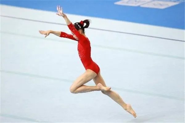 自由体操是奥运会竞技体操项目，该项目的比赛场地是如何规定的？